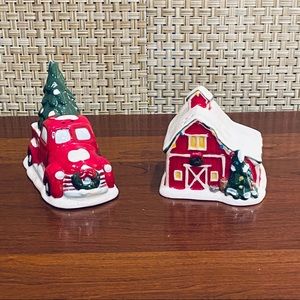 🎄🌟HP🌟NWOB Set Christmas Red Truck & Barn Ceramic Salt & Pepper Shakers